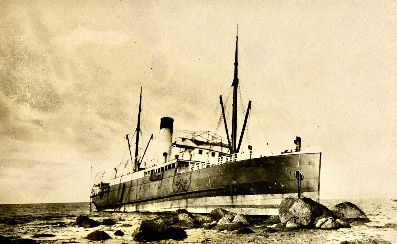 SS Manaia aground.jpg